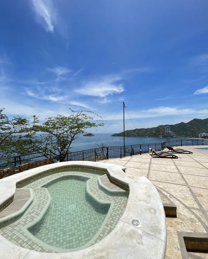 Jacuzzi con vista al mar en la terraza del Edificio El Peñón del Rodadero