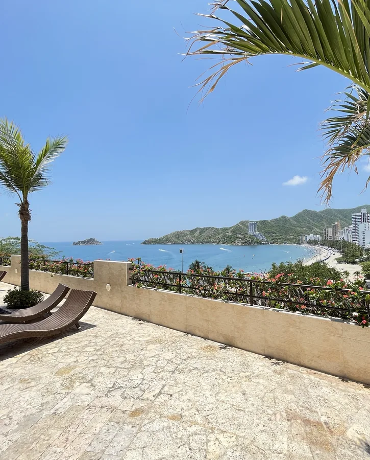 Terraza con palmeras y vista panorámica a la bahía de El Rodadero, Santa Marta