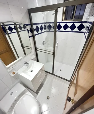 Baño social con ducha, apartamento 803 El Rodadero