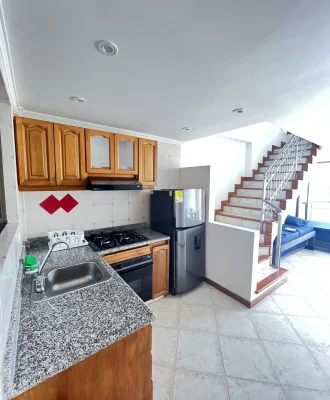 Cocina equipada con vista a la escalera, apartamento 803 Rodadero
