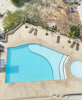 Vista aérea de la piscina y jacuzzi del edificio, El Rodadero